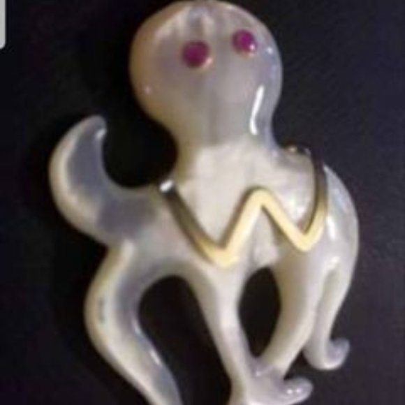 Mother of Pearl Octopus Pendant w/14K detail & Ruby eyes - Picture 2 of 6